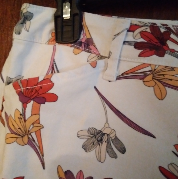 ST John's Bay shorts floral white red orange pink yellow flowers EUC Sz … - Picture 3 of 16
